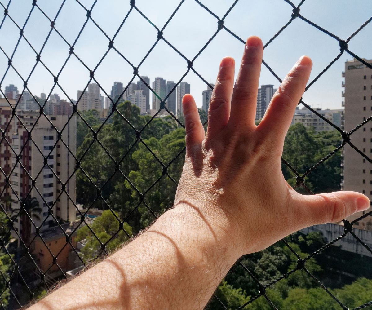 Detalhe de uma rede de proteção instalada em uma janela