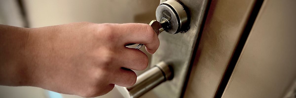 Fechadura tetra instalada em uma porta
