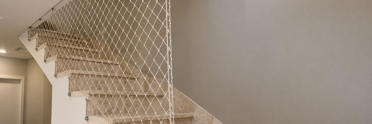 Rede de proteção instalada em uma escada